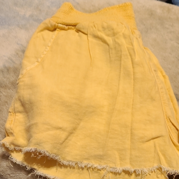 American Eagle Outfitters High Waist Yellow Shorts - Picture 4 of 4